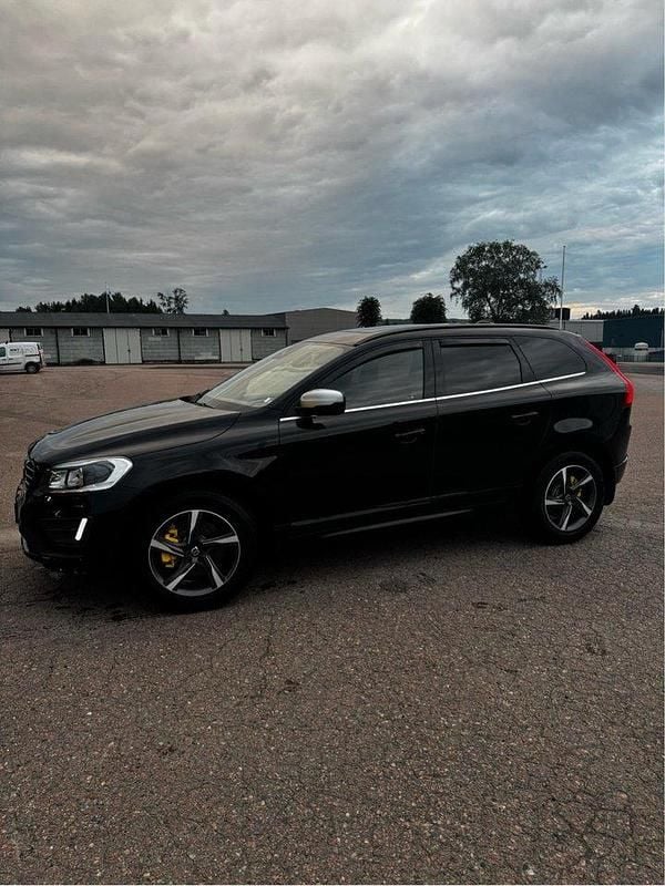 Svart Begagnad 2016 Volvo XC60 R-Design SUV | 169 900 kr (Marknadspris) - Bild 1/4