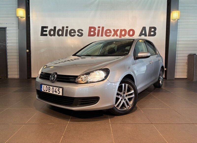Silver Begagnad 2010 VW Golf VI Halvkombi | 89 900 kr (Dyr) - Bild 1/4