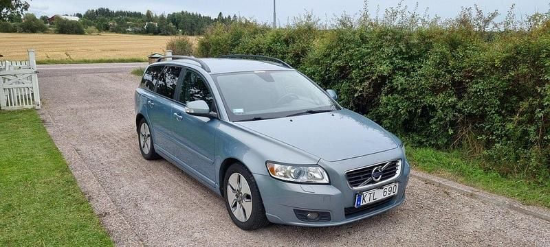 Blå Begagnad 2011 Volvo V50 Momentum Kombi | 58 000 kr (Marknadspris) - Bild 1/4