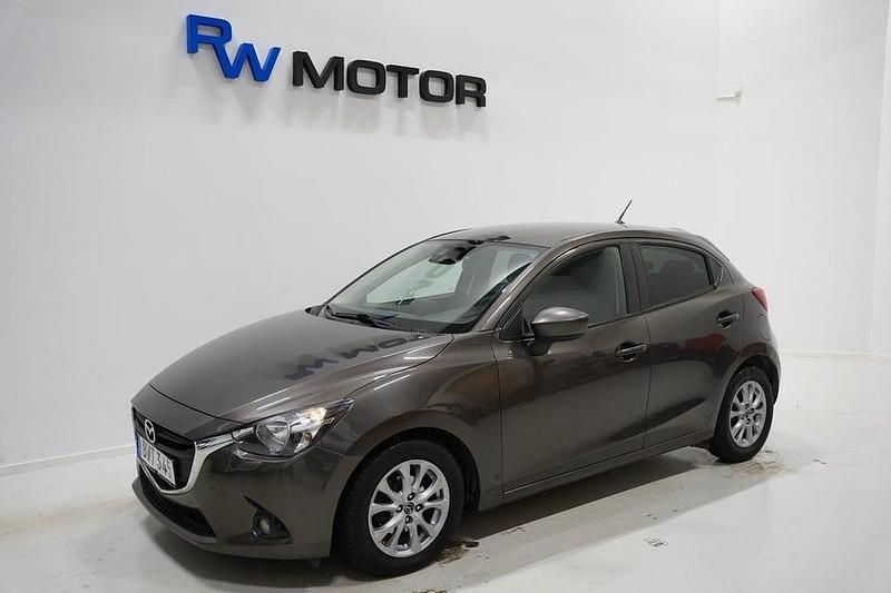 Brun Begagnad 2015 Mazda 2 Halvkombi | 124 900 kr (Marknadspris) - Bild 1/4
