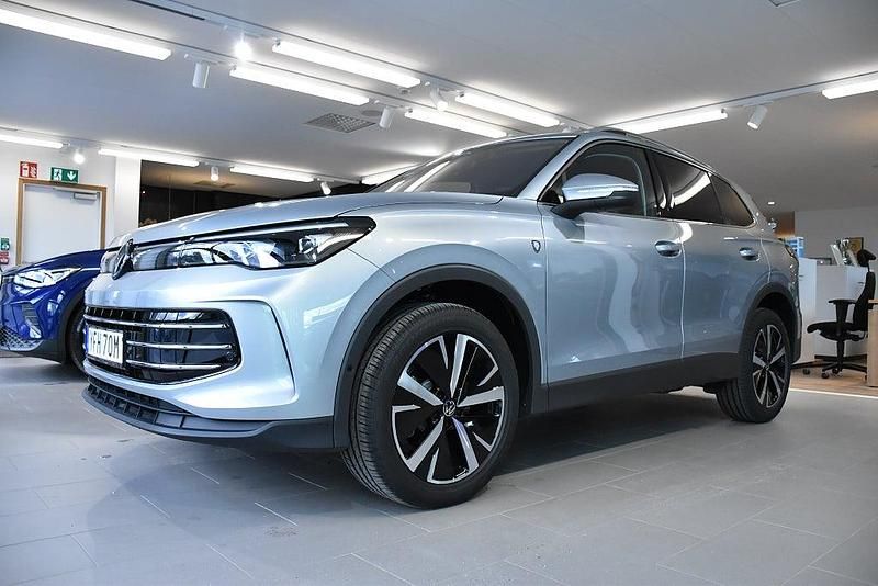 Silver Begagnad 2024 VW Tiguan Elegance SUV | 478 600 kr (Bra pris) - Bild 1/4