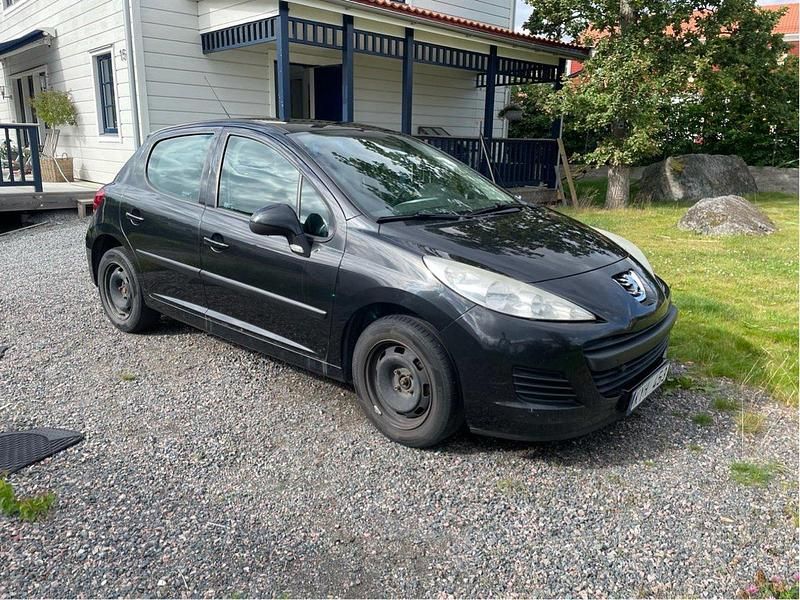 Svart Begagnad 2010 Peugeot 207 Halvkombi | 16 000 kr (Marknadspris) - Bild 1/4