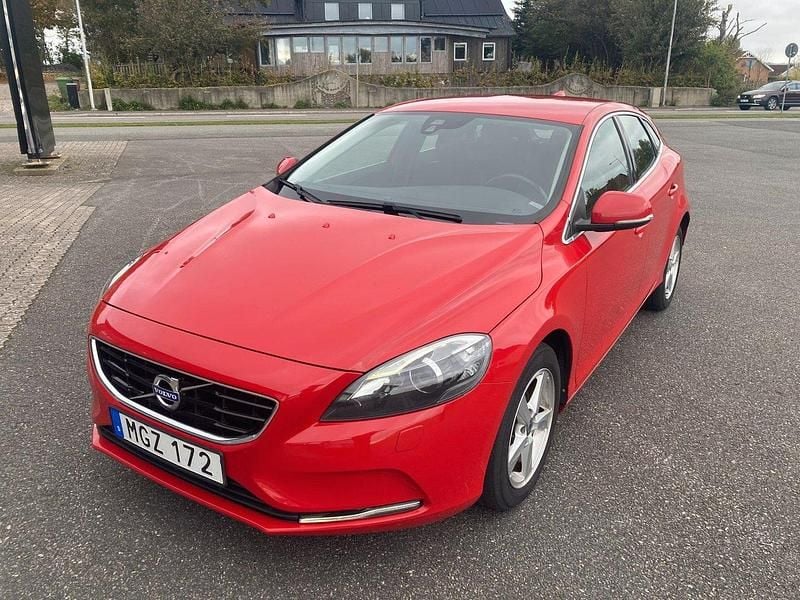 Röd Begagnad 2016 Volvo V40 Momentum Kombi | 104 500 kr (Marknadspris) - Bild 1/4