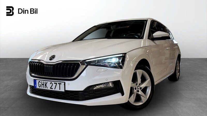 Vit (candy white) Begagnad 2021 Skoda Scala Style Halvkombi | 179 900 kr (Marknadspris) - Bild 1/4
