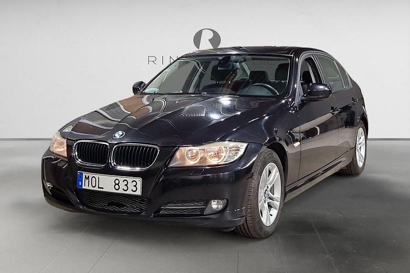 Svart Begagnad 2009 BMW 320 Comfort Edition Sedan | 89 900 kr (Marknadspris) - Bild 1/3