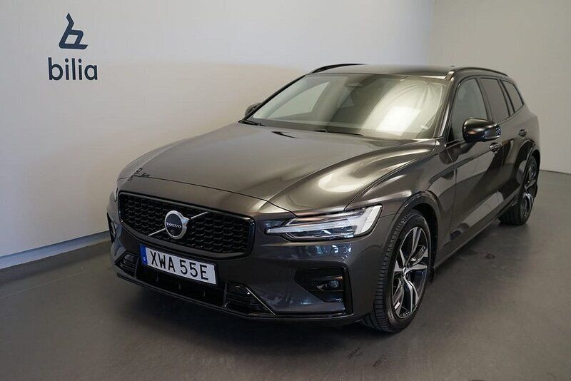 Grå Begagnad 2024 Volvo V60 Plus Kombi | 399 500 kr (Marknadspris) - Bild 1/3