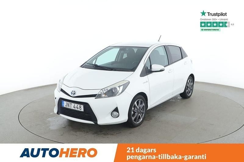 Vit Begagnad 2014 Toyota Yaris Hybrid Halvkombi | 99 000 kr (Lite dyr) - Bild 1/4