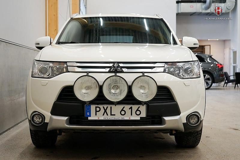 Begagnad Mitsubishi Outlander 150 HK (110 kW) 2015 Vit SUV