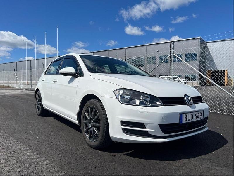 Vit Begagnad 2014 VW Golf VII Halvkombi | 69 900 kr (Marknadspris) - Bild 1/4