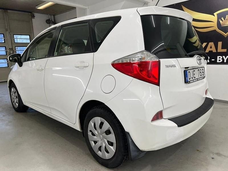 Begagnad Toyota Verso-S 99 HK (72 kW) 2012 Vit Minibuss