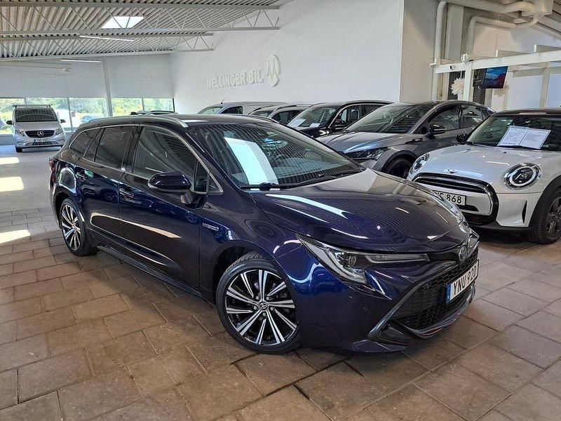 Mörkblå (blåmetallic) Begagnad 2020 Toyota Corolla Style Kombi | 219 800 kr (Marknadspris) - Bild 1/4