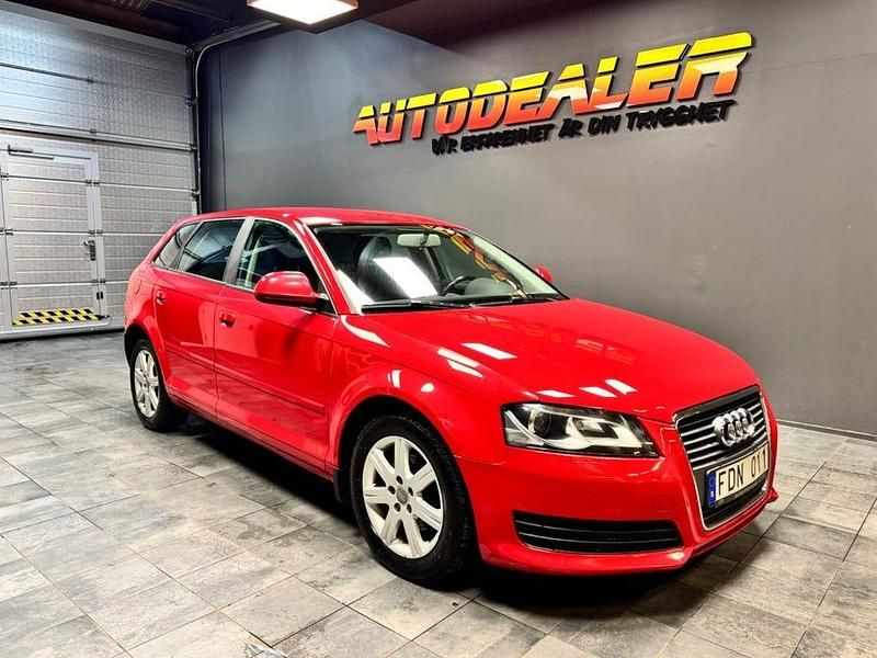 Röd Begagnad 2010 Audi A3 Sportback Attraction Halvkombi | 74 900 kr (Marknadspris) - Bild 1/4