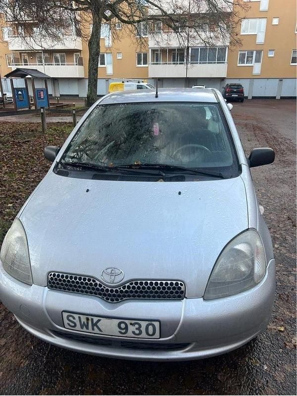 Begagnad 2001 Toyota Yaris Halvkombi | 17 000 kr (Marknadspris) - Bild 1/4