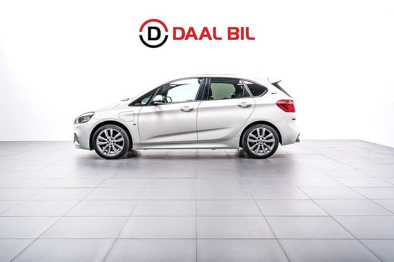 Vit Begagnad 2017 BMW 225 Active Tourer M Sport Minibuss | 199 700 kr (Marknadspris) - Bild 1/4