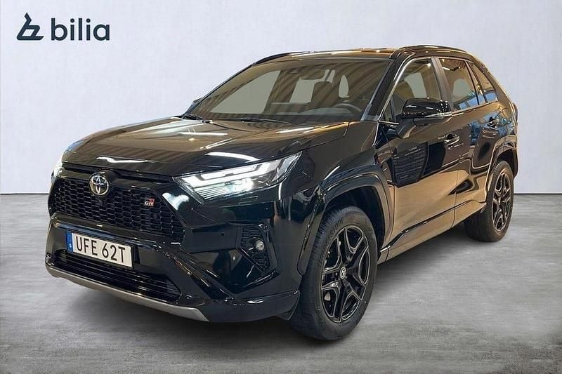 Svart Begagnad 2023 Toyota RAV4 Hybrid Sport SUV | 489 900 kr (Marknadspris) - Bild 1/4