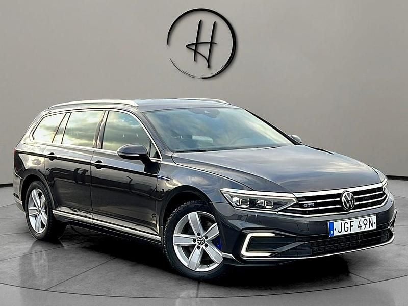 Mörkgrå Begagnad 2022 VW Passat GTE Kombi | 204 900 kr (Marknadspris) - Bild 1/4