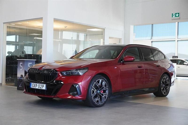 Röd/orange Begagnad 2024 BMW i5 M Sport Sedan | 699 800 kr (Superpris) - Bild 1/4