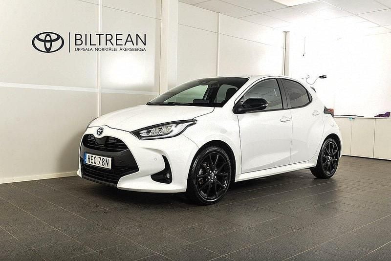 Vit Begagnad 2023 Toyota Yaris Hybrid Style Halvkombi | 248 900 kr (Marknadspris) - Bild 1/4