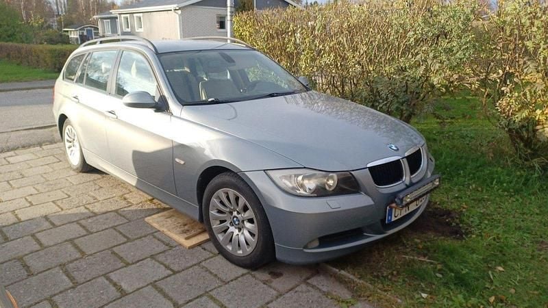 Grå Begagnad 2007 BMW 320 Advantage Kombi | 41 000 kr (Bra pris) - Bild 1/4