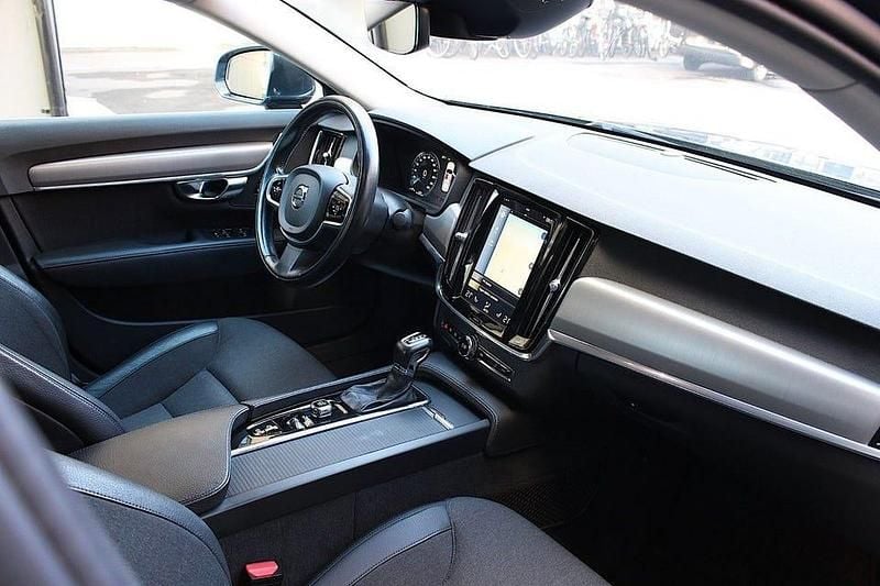 Begagnad Volvo S90 Momentum 191 HK (140 kW) 2017 Mörkblå Sedan