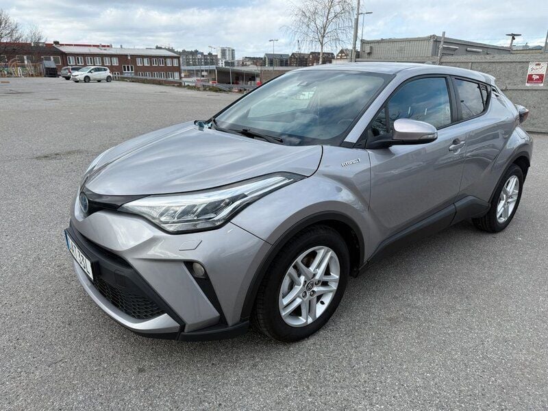Mörkgrå (grå) Begagnad 2020 Toyota C-HR Active SUV | 209 900 kr (Bra pris) - Bild 1/4