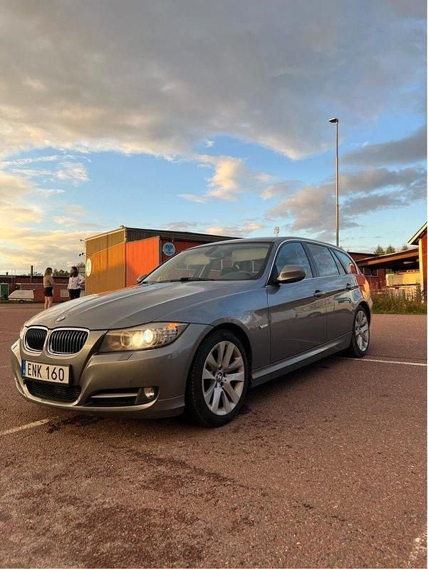 Grå Begagnad 2012 BMW 320 Comfort Edition Kombi | 75 000 kr (Bra pris) - Bild 1/3