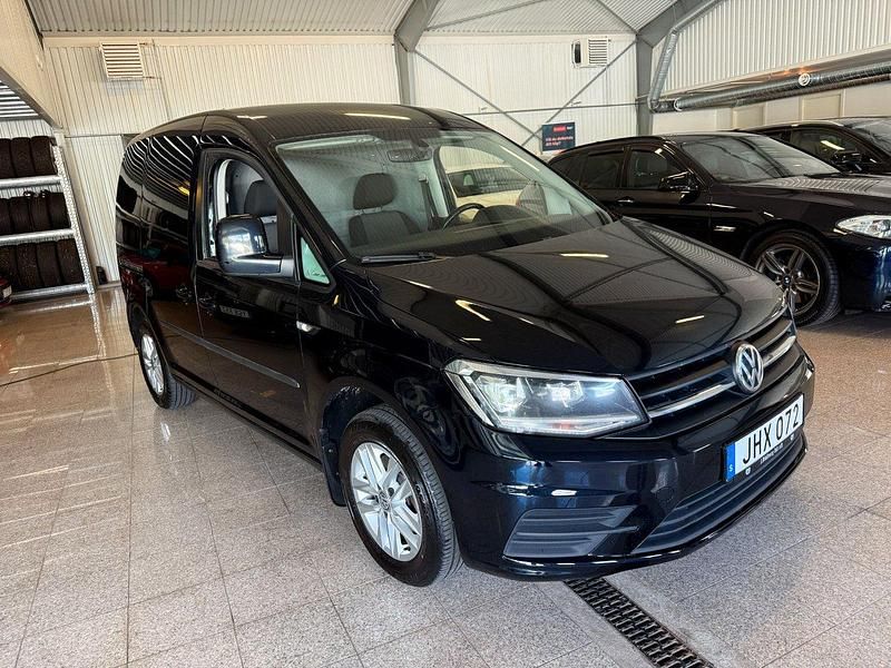 Svart Begagnad 2018 VW Caddy Minibuss | 119 900 kr (Marknadspris) - Bild 1/4