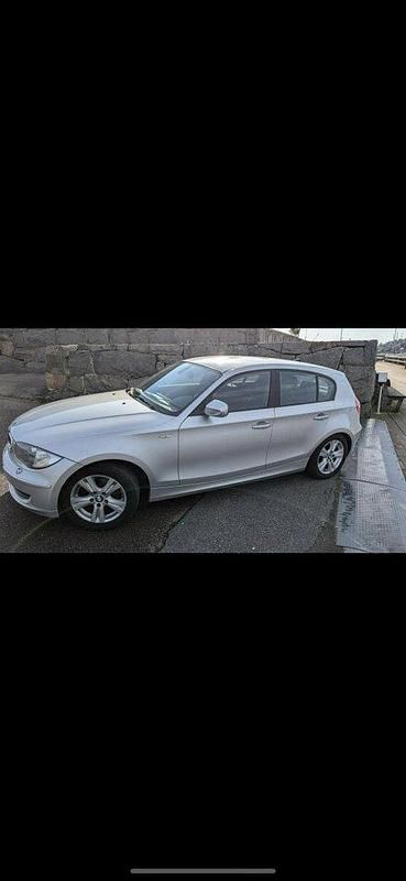 Grå Begagnad 2011 BMW 116 Comfort Edition Halvkombi | 90 000 kr (Lite dyr) - Bild 1/4