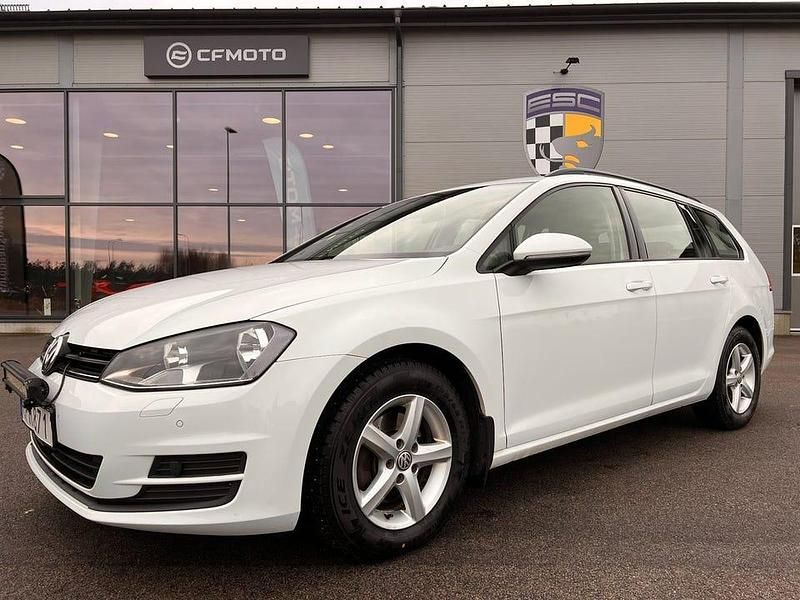 Vit Begagnad 2017 VW Golf VII Kombi | 84 900 kr (Bra pris) - Bild 1/4