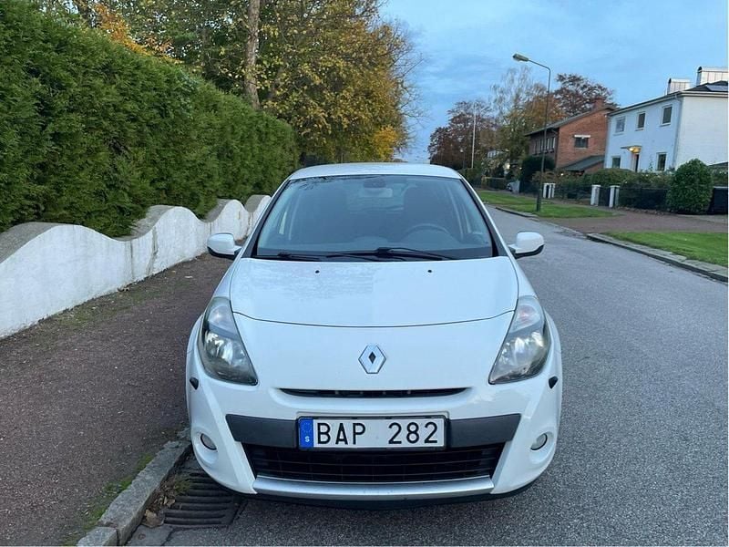 Vit Begagnad 2012 Renault Clio R.S. Halvkombi | 37 000 kr (Marknadspris) - Bild 1/4