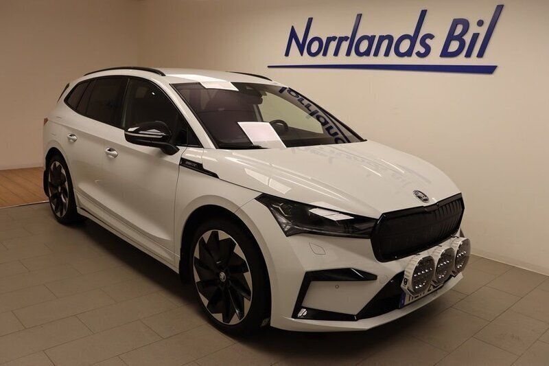 Vit (moon white metallic) Begagnad 2023 Skoda Enyaq iV SportLine SUV | 474 900 kr (Marknadspris) - Bild 1/4
