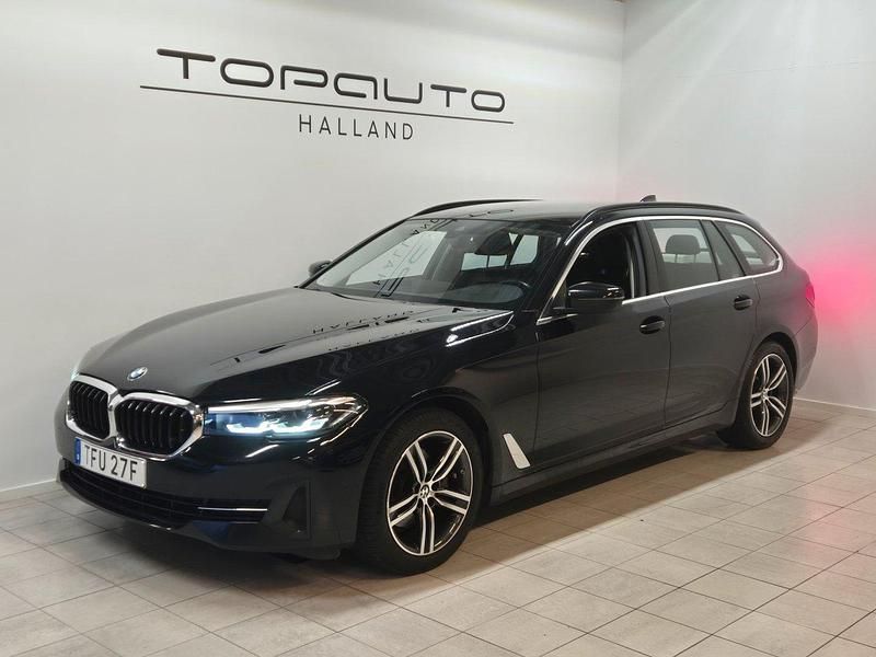 Svart Begagnad 2021 BMW 520 Kombi | 254 900 kr (Marknadspris) - Bild 1/4