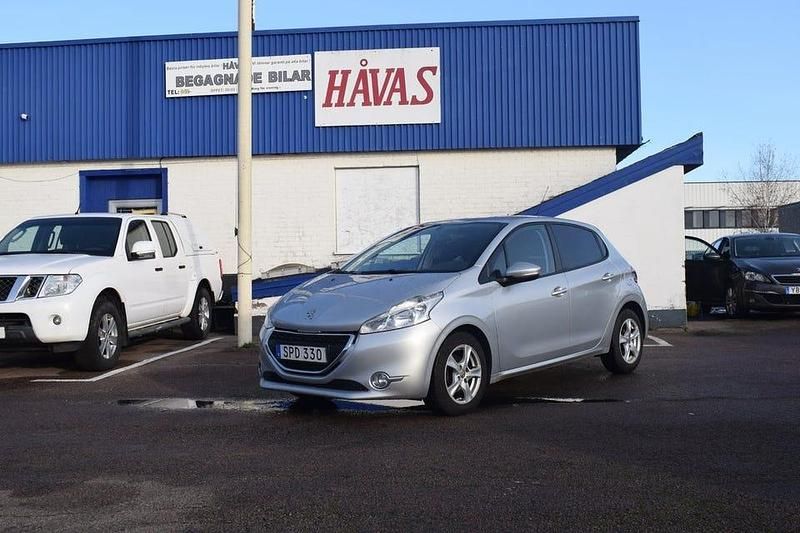 Grå Begagnad 2015 Peugeot 208 Halvkombi | 52 900 kr (Marknadspris) - Bild 1/4