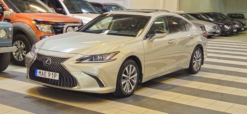 Silver Begagnad 2020 Lexus ES300H Sedan | 298 700 kr (Bra pris) - Bild 1/4