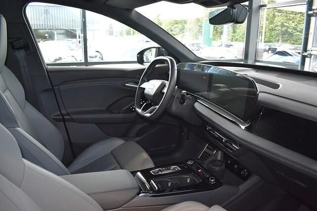 Begagnad Audi Q6 e-tron S-Line 285 kW (388 HK) 2024 Grå SUV