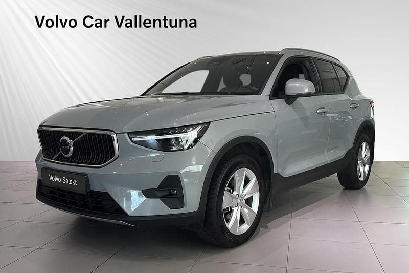 Grå Begagnad 2023 Volvo XC40 Core SUV | 334 900 kr (Marknadspris) - Bild 1/3