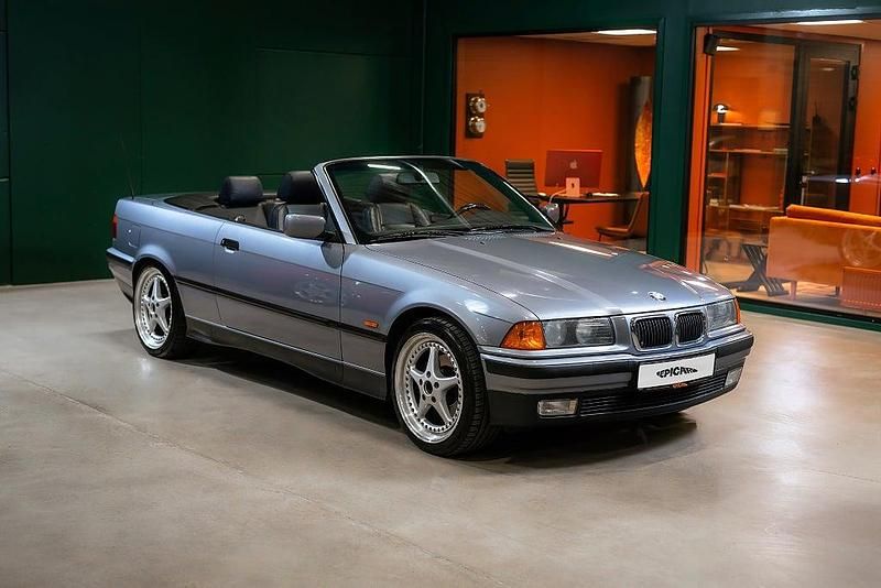 Ljusblå Begagnad 1997 BMW 328 Cabriolet Cab | 169 900 kr - Bild 1/4