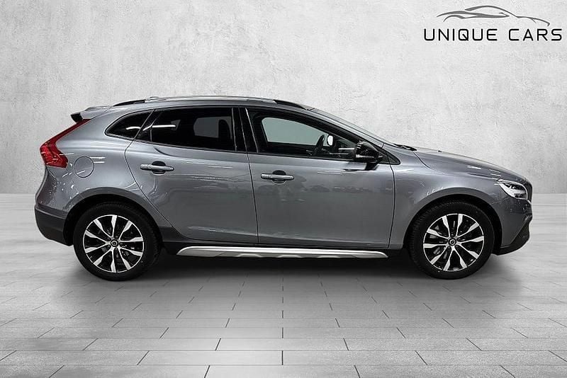 Begagnad Volvo V40 Momentum 150 HK (110 kW) 2019 Grå Halvkombi