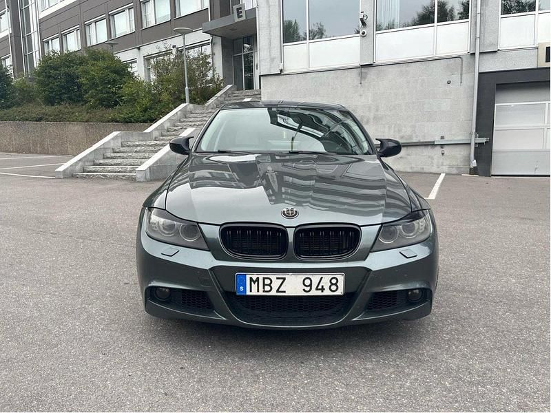 Grön Begagnad 2011 BMW 320 M Sport Sedan | 85 000 kr (Marknadspris) - Bild 1/4