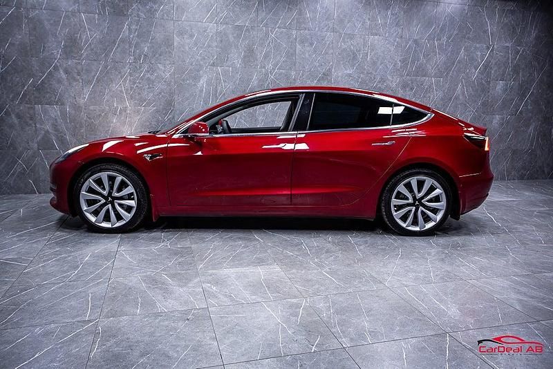 Begagnad Tesla Model 3 Long Range AWD 366 kW (498 HK) 2019 Röd Sedan
