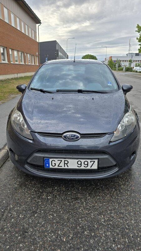Grå Begagnad 2010 Ford Fiesta Trend Halvkombi | 20 000 kr (Bra pris) - Bild 1/4