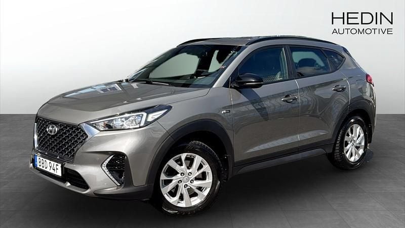 Grå (grey) Begagnad 2020 Hyundai Tucson Edition SUV | 259 900 kr (Marknadspris) - Bild 1/4