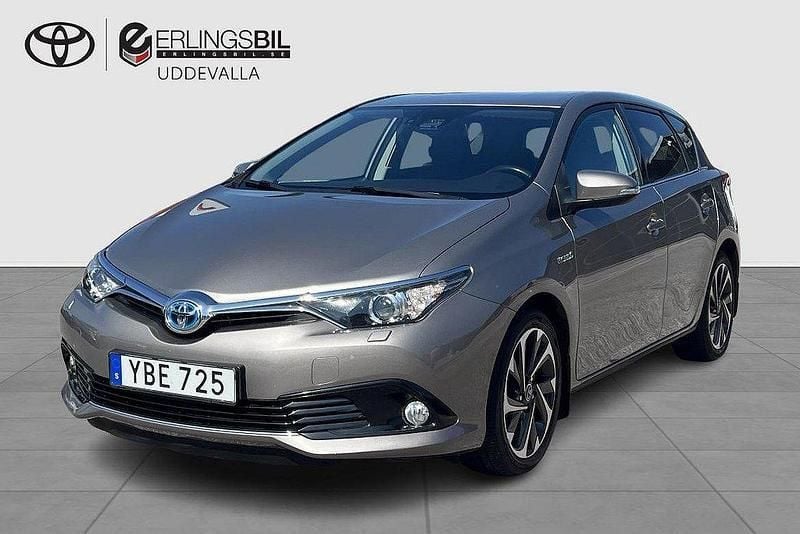 Brun Begagnad 2015 Toyota Auris Hybrid Active Halvkombi | 139 000 kr (Marknadspris) - Bild 1/3