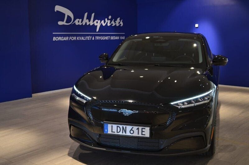 Svart Begagnad 2022 Ford Mustang Mach-E Standard Range SUV | 379 000 kr (Marknadspris) - Bild 1/3