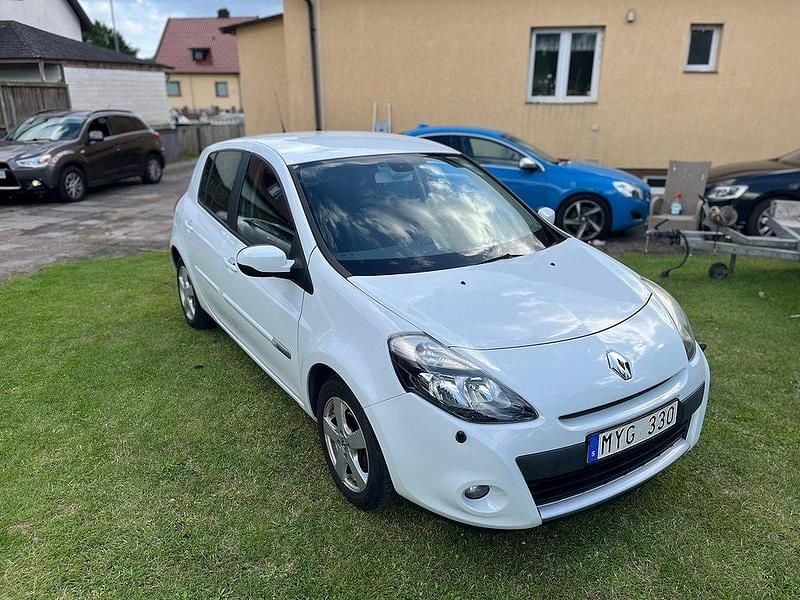 Vit Begagnad 2012 Renault Clio R.S. Halvkombi | 40 000 kr (Marknadspris) - Bild 1/4