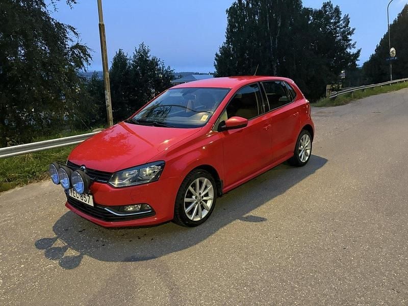 Röd Begagnad 2016 VW Polo Halvkombi | 99 000 kr (Lite dyr) - Bild 1/2