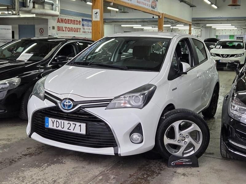Vit Begagnad 2016 Toyota Yaris Hybrid Active Halvkombi | 89 999 kr (Marknadspris) - Bild 1/4