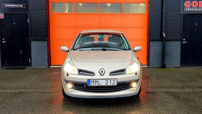 Ljusgrå Begagnad 2006 Renault Clio II Halvkombi | 49 900 kr (Dyr) - Bild 1/4