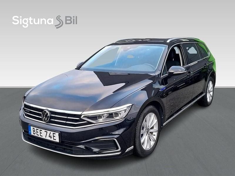 Svart Begagnad 2022 VW Passat GTE Kombi | 342 900 kr (Marknadspris) - Bild 1/3