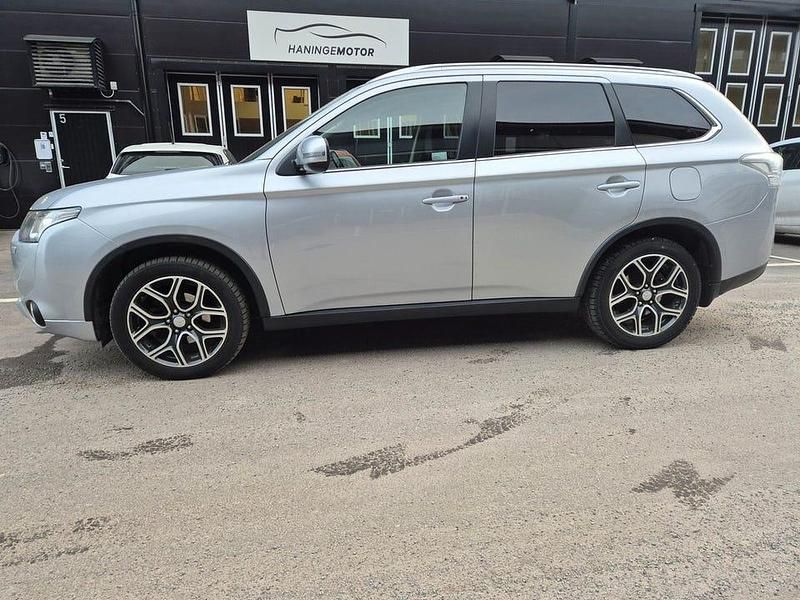 Silver Begagnad 2014 Mitsubishi Outlander SUV | 139 900 kr (Marknadspris) - Bild 1/4
